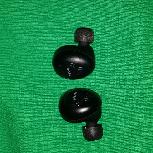 Iyesku True Wireless Bluetooth Earbuds Black with Charging Case and USB Cable - Picture 3 of 6